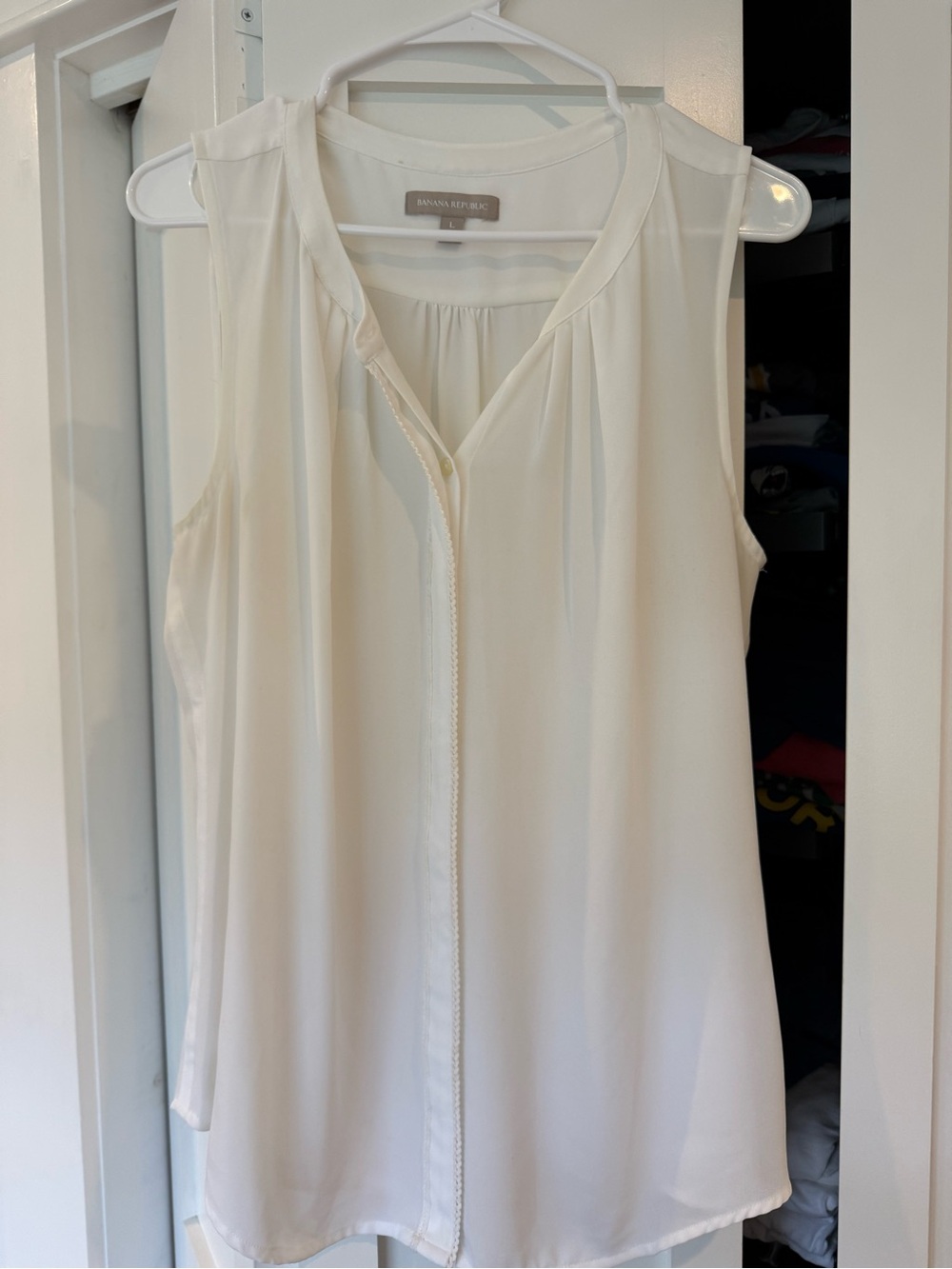 Banana Republic Cream Sleeveless V-Neck Blouse Size L